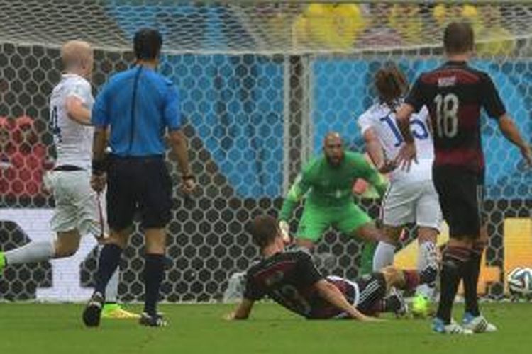 Salah satu aksi kiper Amerika Serikat, Tim Howard (tengah), pada pertandingan terakhir Grup G Piala Dunia melawan Jerman, di Arena Pernambuco, Refice, Kamis (26/6/2014).