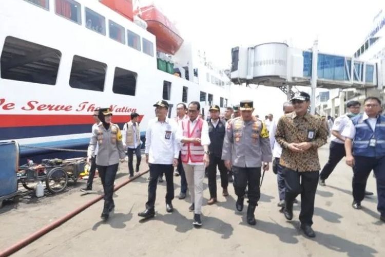 Kapolri saat meninjau Pelabuhan Tanjung Perak Surabaya. (ANTARA)