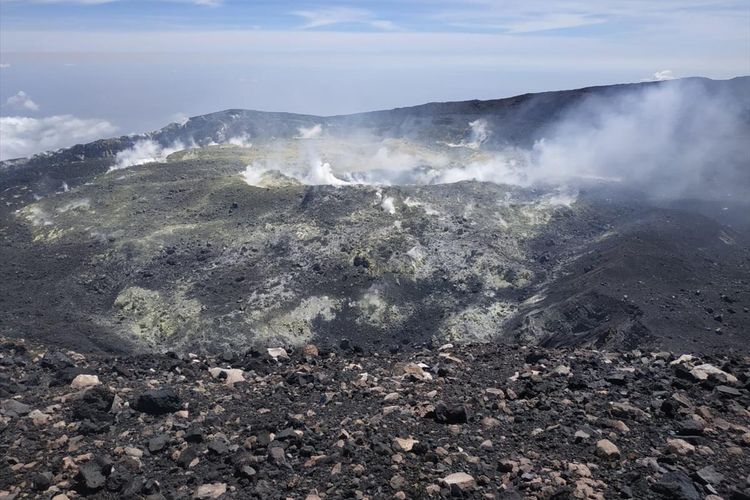 Kondisi puncak Gunung Slamet melalui jalur pendakian Baturraden, Kabupaten Banyumas, Jawa Tengah, Jumat (9/8/2019) sekitar pukul 12.30 WIB.