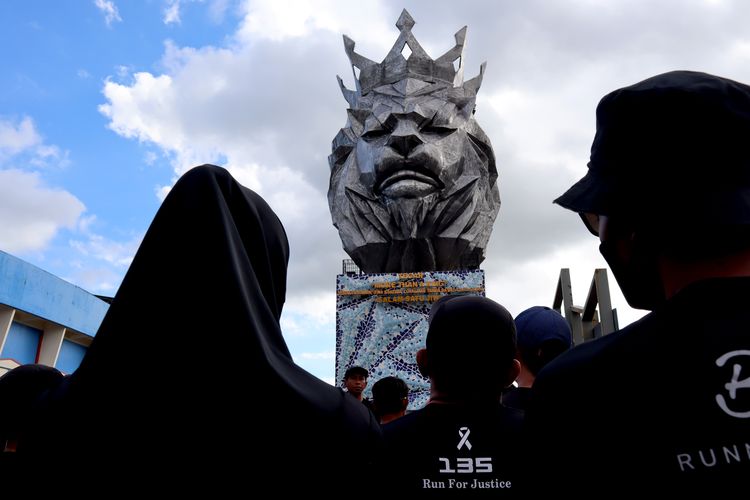 Sebanyak 100 pelari dari Malang Raya berdoa bersama sebelum melaksanakan lari 13,5 KM untuk memperingati 100 hari terjadinya Tragedi Kanjuruhan, start dan finish di Stadion Kanjuruhan Kepanjen, Kabupaten Malang, Minggu (8/1/2022) sore. 