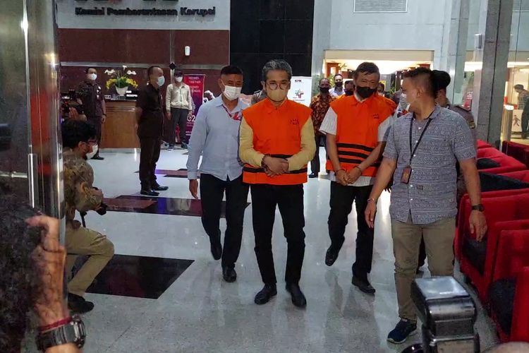 KPK menahan Bupati Bangkalan, R Abdul Latif Amin Imron dan lima bawahannya terkait kasus dugaan suap lelang Jabatan Pimpinan Tinggi (JPT) Pemerintah Kabupaten Bangkalan, Kamis (8/12/2022) dini hari.