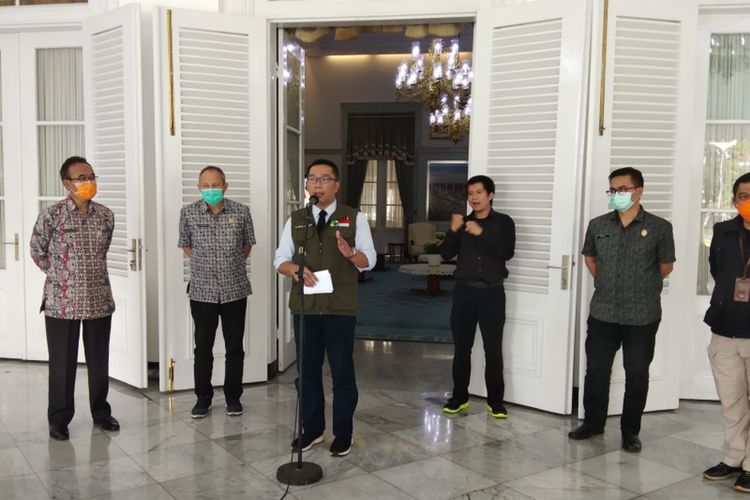 Gubernur Jawa Barat Ridwan Kamil saat melakukan konferensi pers di Gedung Pakuan, Kota Bandung, Sabtu (2/5/2020).