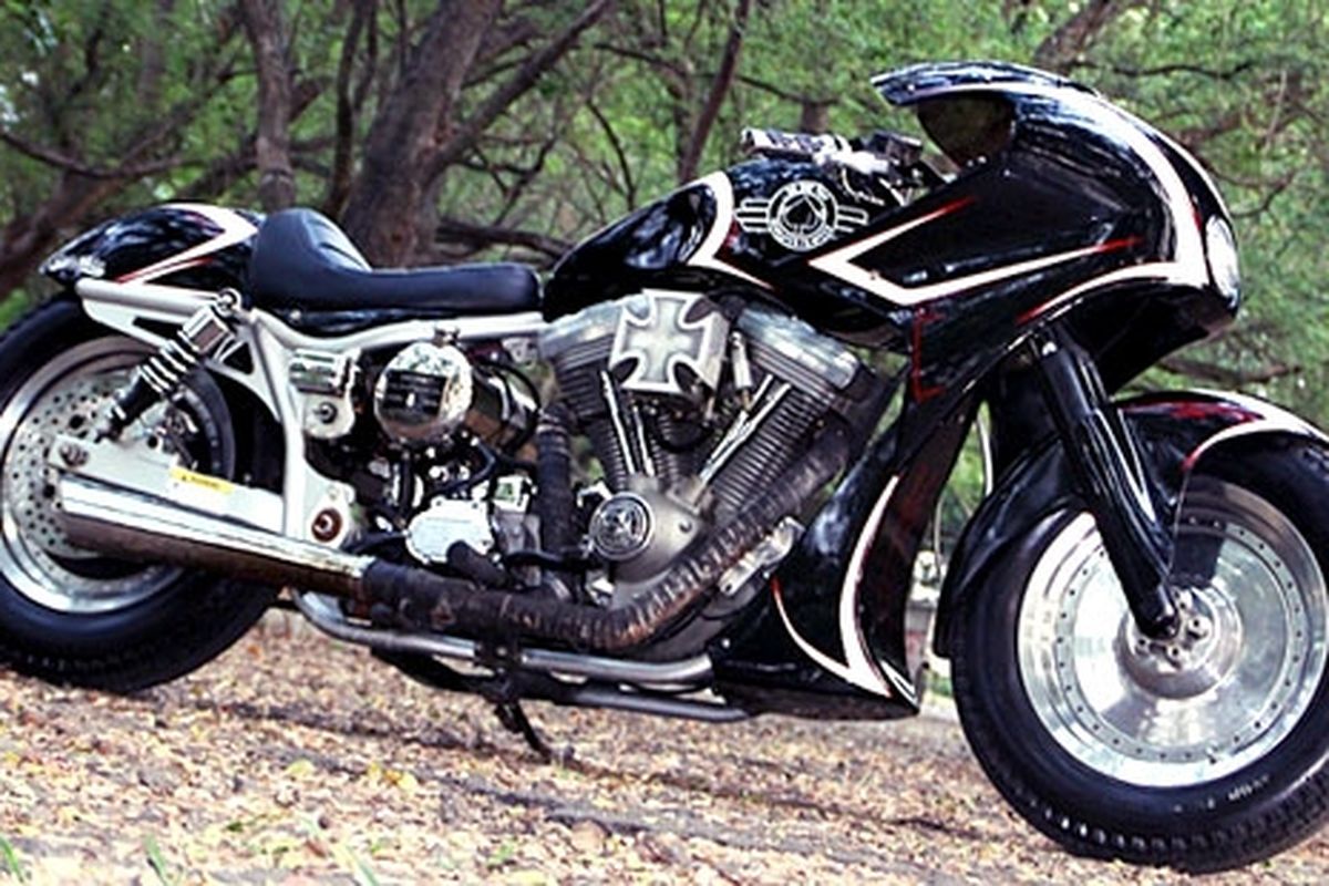 Tampangnya kombinasi sport dan klasik, jarang dilakukan pada Harley-Davidson.