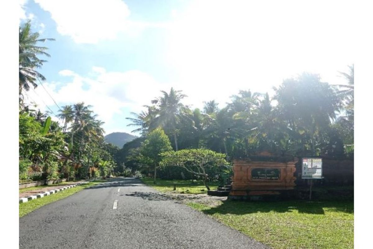 Desa Besan, Klungkung, Bali, yang dikelilingi Bukit Abah. 