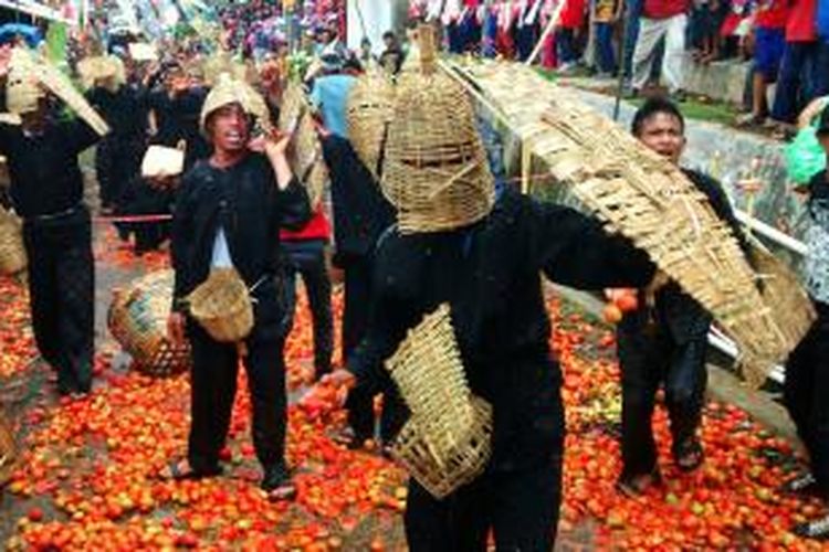 Suasana perang tomat di RW 03, Kampung Cikareumbi, Desa Cikidang, Kecamatan Lembang, Kabupaten Bandung Barat, Jawa Barat, Rabu (19/11/2014).