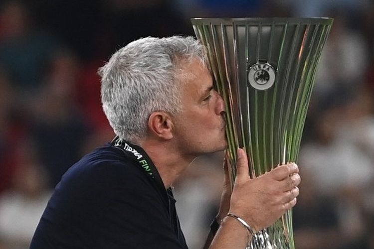 Jose Mourinho mencium trofi UEFA Europa Conference League. Pada laga final, AS Roma besutan Mourinho berhasil mengalahkan Feyenoord di Stadion Arena Kombetare Tirana, Albania, Kamis (26/5/2022) dini hari WIB.
