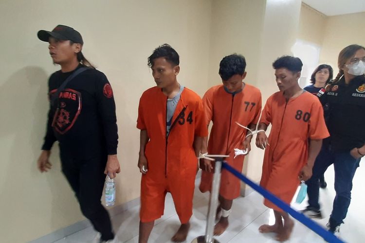 Tiga pelaku pembunuhan guru ngaji di Banyuasin saat berada di Polda Sumatera Selatan, Selasa (24/10/2023).
