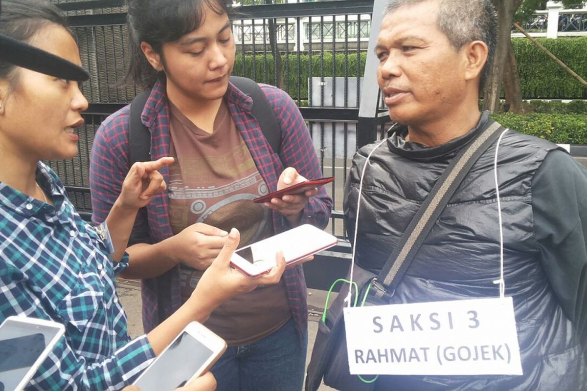 Rahmat, driver ojek online, yang mengantar dokter Ryan Helmi ke Klinik Az-Zahra pada Kamis pekan lalu. Dalamfoto ini, Rahmat berada di Mapolda Metro Jaya, Senin (13/11/2017).