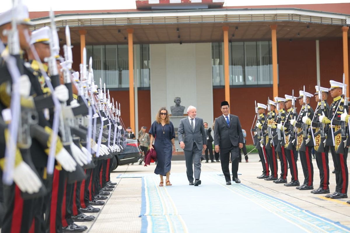 Menteri Pertanian (Mentan) Andi Amran Sulaiman saat mengantar kepulangan Presiden Republik Federatif Brasil, Luiz In&aacute;cio Lula da Silva, di Pangkalan TNI AU Halim Perdanakusuma, Jakarta, Jumat (24/10/2025).
