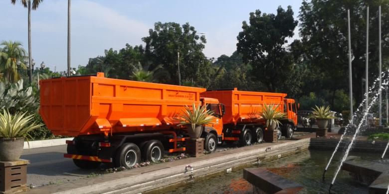 Dua unit truk sampah yang diberikan PT Gaya Makmur kepada Pemerintah Provinsi DKI, saat berada di Balaikota Jakarta, Selasa (20/5/2014)