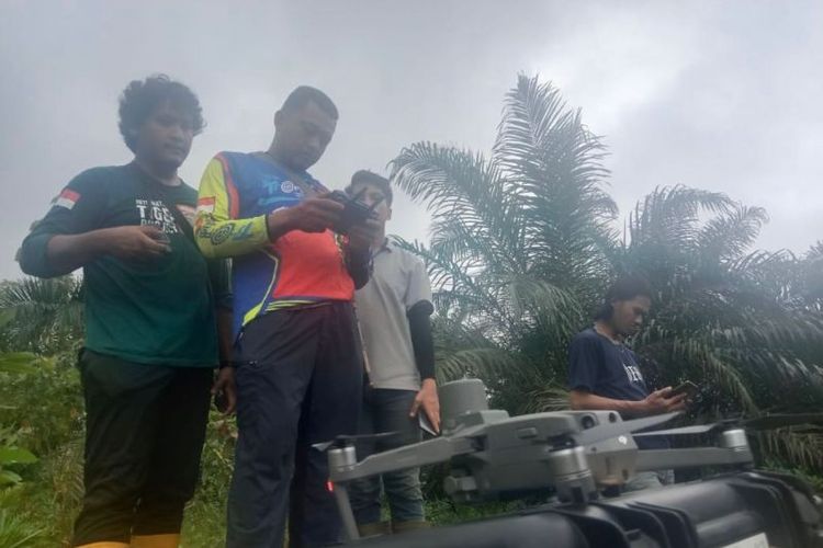 Petugas BKSDA Sumbar menaikkan drone thermal untuk memantau harimau sumatra. 