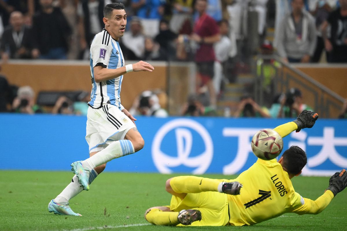 Penyerang sayap Argentina Angel Di Maria mencetak gol kedua timnya melewati kiper Perancis Hugo Lloris pada final sepak bola Piala Dunia 2022 Qatar antara Argentina vs Perancis di Stadion Lusail di Lusail, utara Doha pada Minggu 18 Desember 2022.