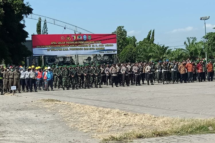 GELAR PASUKAN--Korem 081 /DSJ Madiun menggelar pasukan untuk persiapan pengamanan kunjungan Presiden Jokowi di Ponorogo dan Kota Madiun, Senin (6/9/2021). 