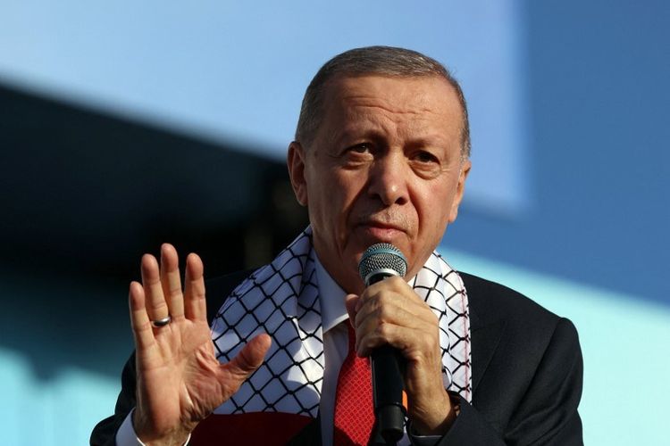 Presiden Turkiye Recep Tayyip Erdogan mengenakan syal dengan bendera Palestina dan Turkiye saat berkampanye di acara yang digelar Partai AKP untuk mendukung warga Palestina di Gaza. Kampanye ini diadakan di Istanbul pada 28 Oktober 2023, Erdogan sumpahi Netanyahu bernasib sama seperti Adolf Hitler.