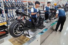 Jokowi Sebut Produksi Motor Listrik Masih Jauh dari Kapasitas