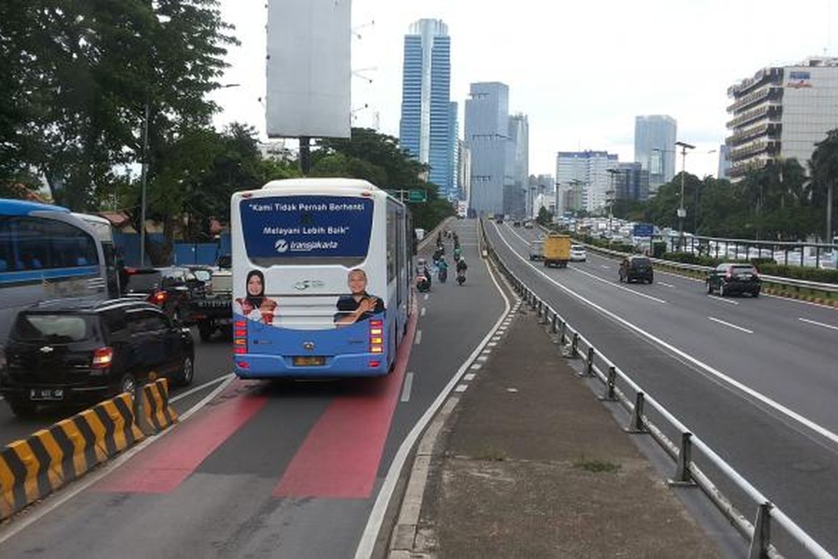 Salah satu bus transjakarta koridor 9 dari arah Pancoran menuju Semanggi yang tengah terjebak kemacetan di perempatan Mampang, Jakarta Selatan, Senin (19/12/2016). Sedangkan di sisi lain, terlihat flyover yang menghubungkan arah Pancoran menuju Semanggi terlihat lengang.
