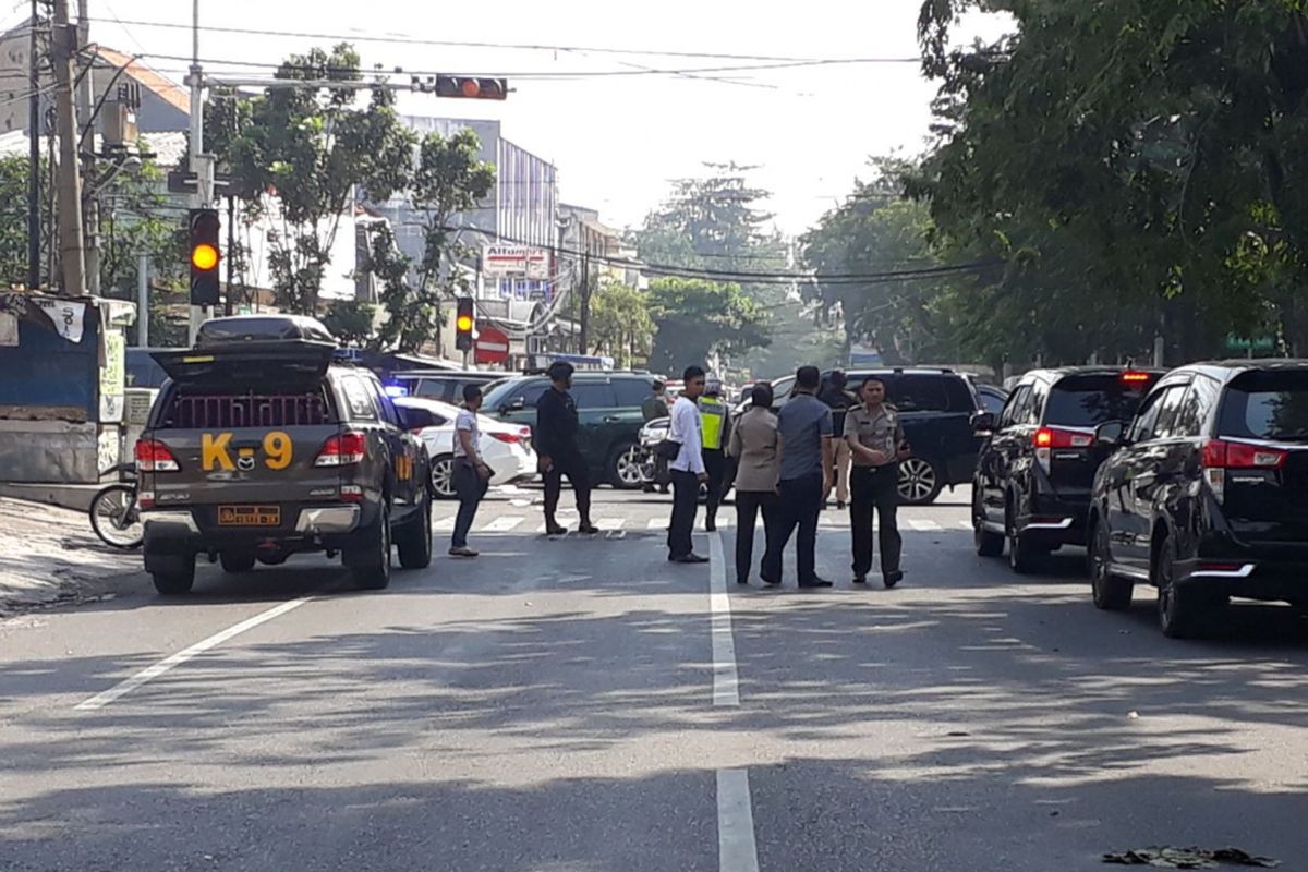 Jalan menuju Gereja Katolik Santa Maria Tak Bercela Surabaya, Jawa Timur dijaga sejumlah polisi menyusul ledakan bom yang terjadi gereja itu, Minggu (13/5/2018).