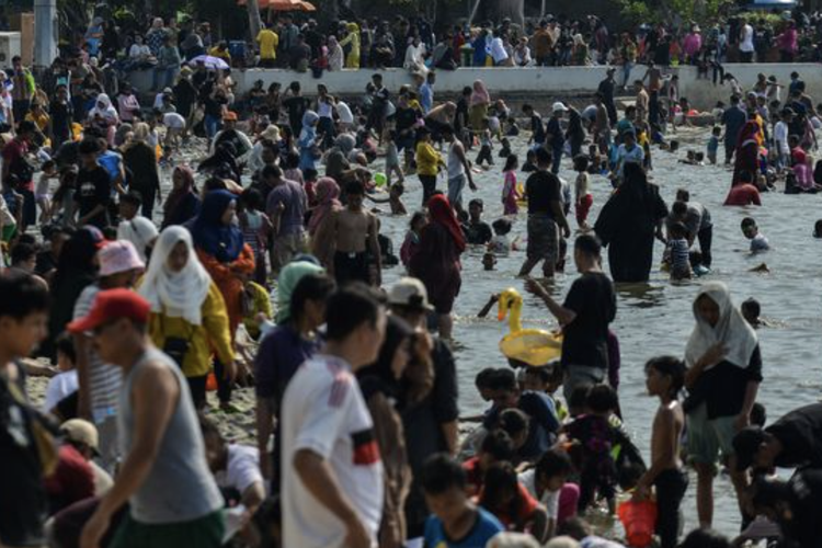 Warga memadati Pantai Ancol, Jakarta, saat libur Lebaran 2023.