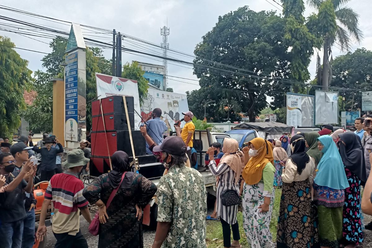 Sejumlah warga berunjuk rasa menuntut PJ Kades Sidodadi dicopot. 