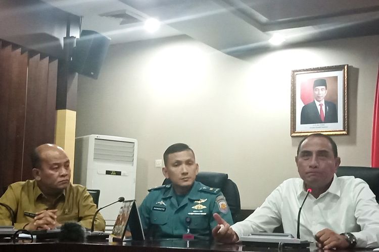 Gubernur Sumatera Utara Edy Rahmayadi bersama Juru Bicara Gugus Tugas Percepatan Penanganan Virus Corona Sumut Mayor Handoyo dan Kepala BPBD Sumut Riadil Akhir Lubis dalam konfrensi pers dadakan usai rapat penanggulangan wabah Covid-19 di kantor gubernur, Senin (16/3/2020)