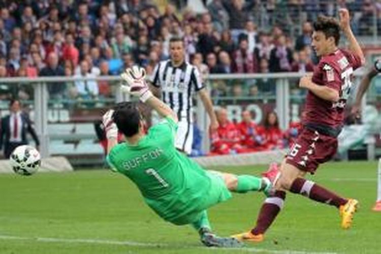 Gelandang Torino Matteo Darmian (kanan) mencetak gol ke gawang Juventus pada laga Serie-A di Stadion Olimpico, Turin, Minggu (26/4/2015).