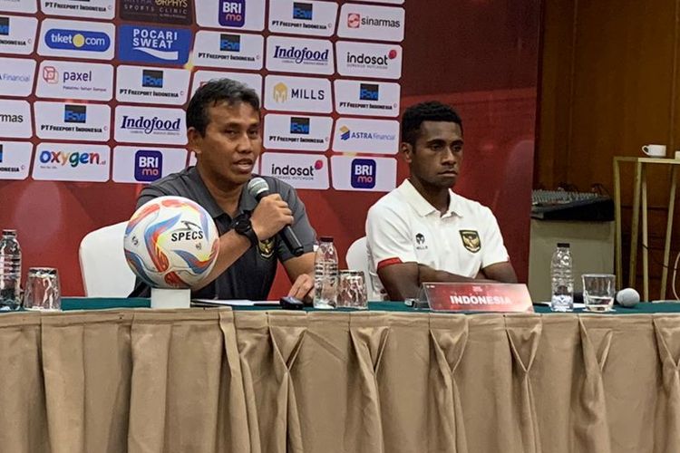 Pelatih timnas U17 Indonesia, Bima Sakti, berbicara kepada awak media dalam sesi konferensi pers menjelang laga timnas Indonesia vs Korea Selatan di Hotel Sultan, Jakarta, pada Selasa (29/8/2023).