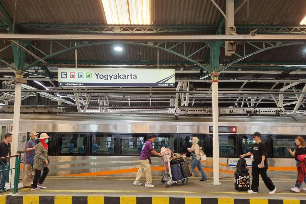 ilustrasi suasana penumpang kereta api di Stasiun Yogyakarta.