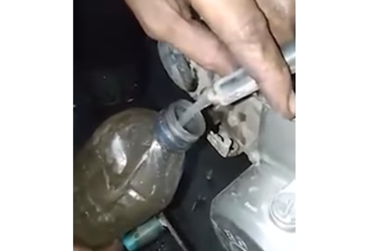 Tangkapan layar video viral SPBU di Banyuwangi diduga menjual bahan bakar minyak (BBM) bercampur air.