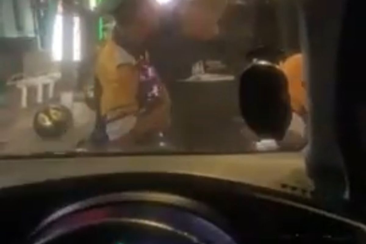 Tangkapan layar cekcok antara Wakil Ketua II DPRD Kabupaten Nganjuk Raditya Haria Yuangga, dengan pejabat BPPW Jawa Timur berinisial WP di jalanan Surabaya, Sabtu (4/6/2022).