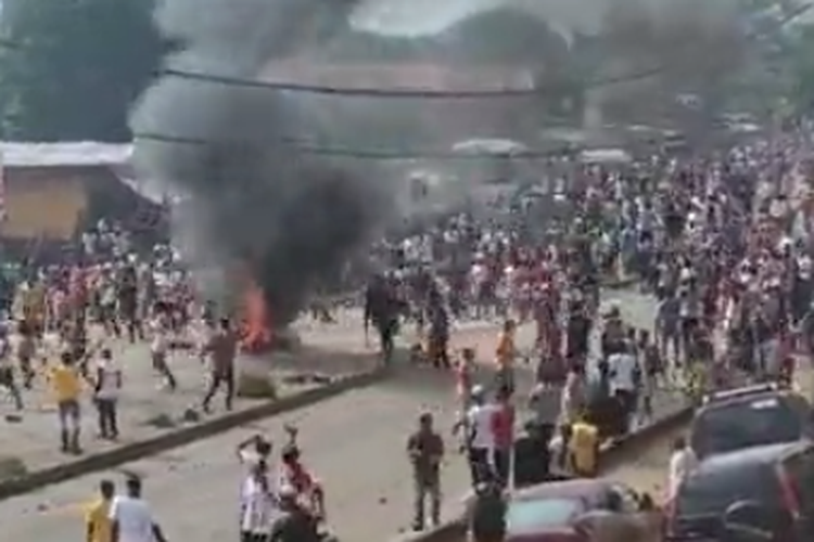 Tangkap layar pengunjuk rasa anti-pemerintah di Sierra Leone bentrok dengan polisi di jalan-jalan Ibu Kota Freetown, ketika ketegangan atas meningkatnya biaya hidup berubah mematikan di negara Afrika Barat itu pada Rabu (10/8/2022),
