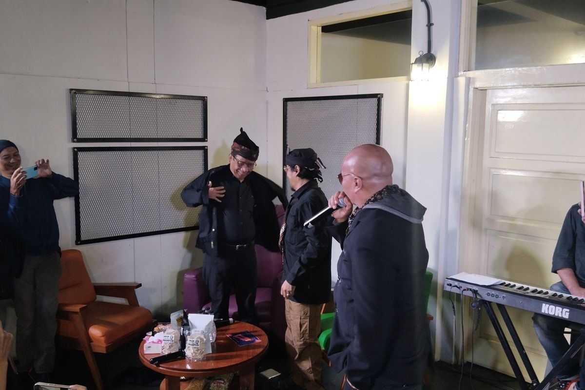 Calon Wakil Presiden nomor urut 3, Mahfud MD, bertemu dengan para pendukungnya dari generasi milenial dan seniman serta budayawan Sunda di Bandung Interactive HUB di Jalan Maskumambang Kota Bandung, Sabtu (9/12/2023).