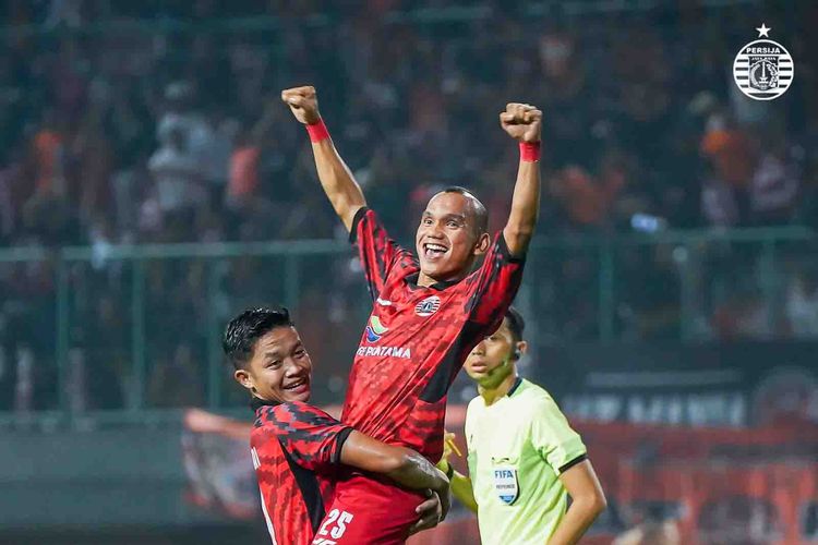 Riko Simanjuntak melakukan selebrasi usai mencetak gol dalam laga uji coba Persija vs Ratchaburi di Stadion Patriot Candrabhaga, Bekasi, Minggu (25/6/2023). Terkini, Persija akan melawan PSM pada Liga 1 2023-2024 di Stadion Gelora Bung Karno, Senin (3/7/2023). Artikel ini berisi jadwal siaran langsung Persija vs PSM.