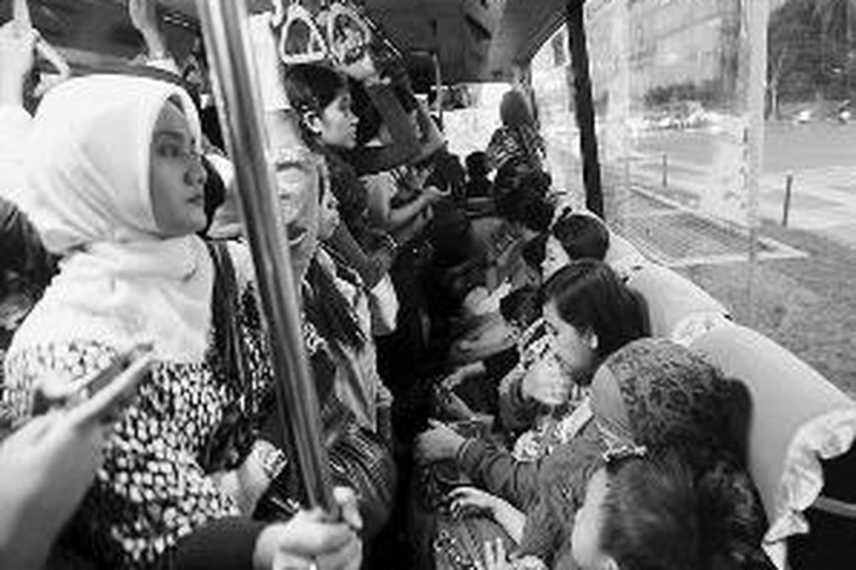 Penumpang berjubel di salah satu armada bus transjakarta di Koridor I dari arah Jalan Thamrin, Jakarta Pusat, Senin (24/10), menuju Harmoni. Para penumpang rela berdesakan agar segera tiba di tempat tujuan, atau tak sabar menunggu bus di belakangnya, meski setiap tahun moda transportasi itu mendapat kucuran subsidi dari Pemerintah Provinsi DKI Jakarta sebesar Rp 300 miliar.