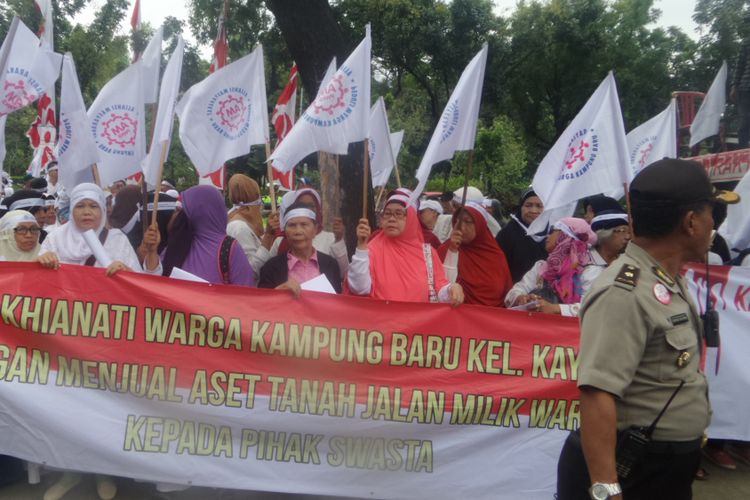 Warga Kampung Baru RW 07 Kelurahan Kayu Putih, Jakarta Timur melakukan aksi unjuk rasa di depan Gedung Balai Kota, Jakarta Pusat. Warga meminta Pemprov DKI untuk mencabut SK Gubernur DKI  No. 1323 Tahun 2017 Tentang Pembebasan Lahan MTH di Kampung Baru RT 011 dan 016 RW 07 Keluraha Kayu Putih yang merupakan dasar hukum bagi anggota DPR RI Fraksi Hanura Nurdin Tampubolon untuk menutup akses warga, Senin (28/8/12017)