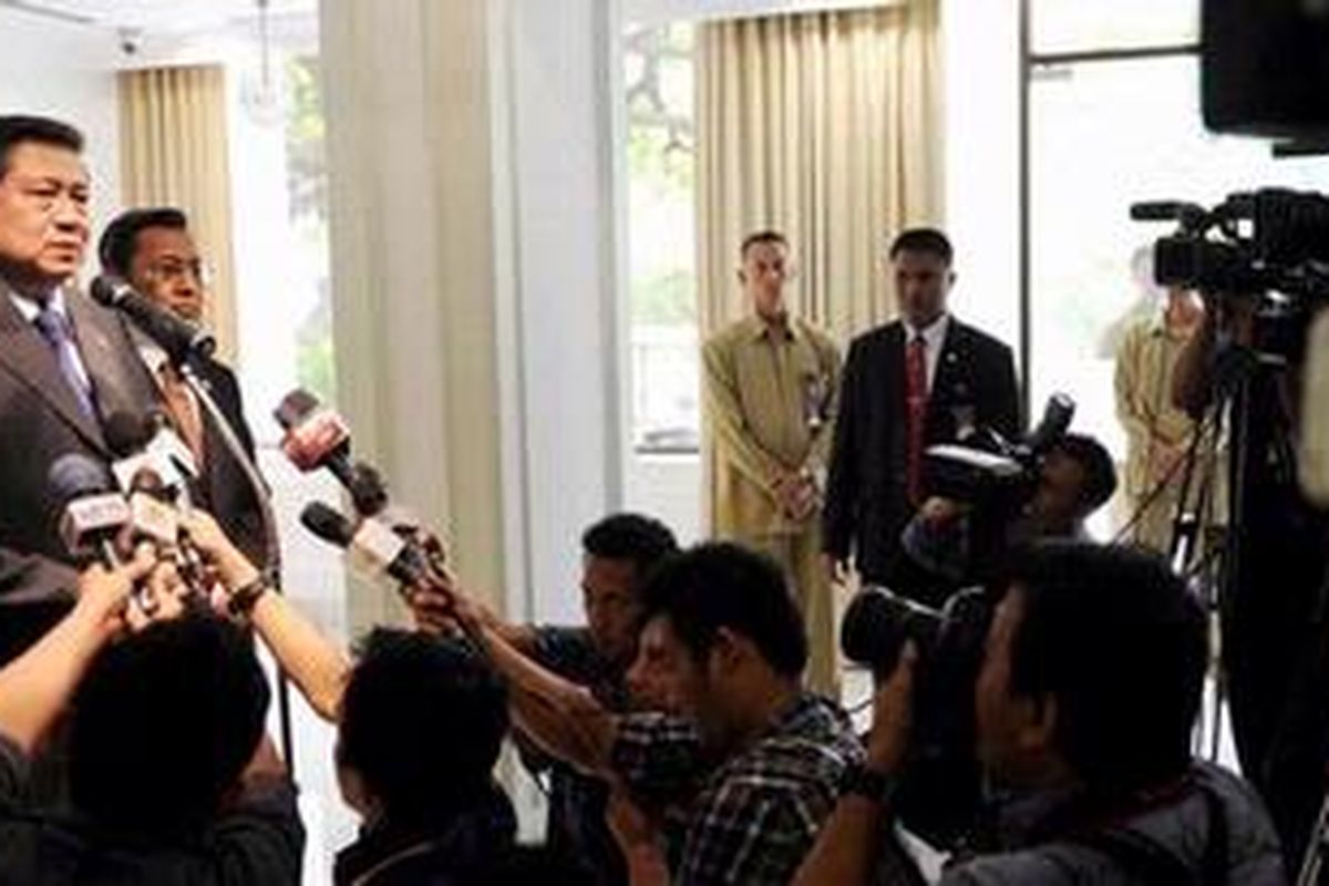 Didampingi Wapres Boediono, Presiden SBY menjawab pertanyaan wartawan soal isu "reshuffle", di Kantor Presiden, Selasa (4/10/2011) siang.