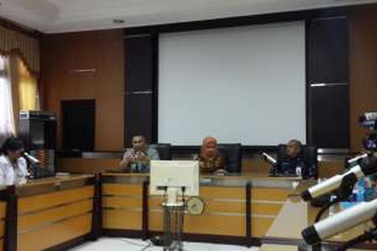 Direktur RSUD Dr Saiful Anwar Restu Kurnia (tengah) dan Kepala Bidang Pelayanan Medis Saifullah Asmiragani saat klarifikasi dugaan malpraktek di RSUD Dr Saiful Anwar, Jumat (11/11/2016)