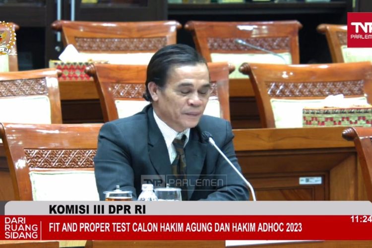 Calon Hakim Ad Hoc Hak Asasi Manusia (HAM) Manotar Tampubolon saat mengikuti fit and proper test di Komisi III DPR, Senayan, Jakarta, Kamis (23/11/2023). 