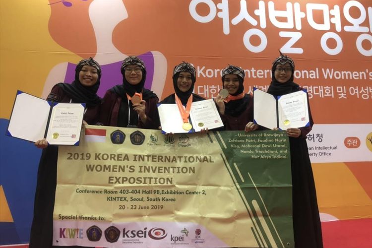 Lima mahasiswa Fakultas Teknologi Pertanian (FTP) Universitas Brawijaya yang meraih emas di Korea berkat beras analog yang mampu melawan malnutrisi