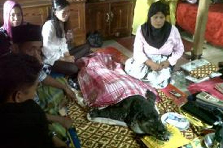 Tubuh buaya Puang Nene yang mati pada Sabtu (9/11/2013) pagi, diselimuti sarung Bugis.