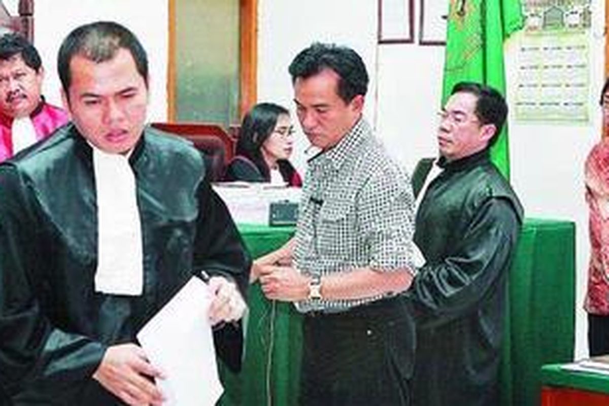 JABATAN SELESAI, URUSAN BELUM - Mantan Menteri Kehakiman dan HAM Yusril Ihza Mahendra saat bersaksi  di Pengadilan Negeri Jakarta Selatan, 15 September 2009 lalu. Yusril bersaksi lagi dalam sidang perkara korupsi Sisminbakum di tempat yang sama, Rabu (17/3/2010).