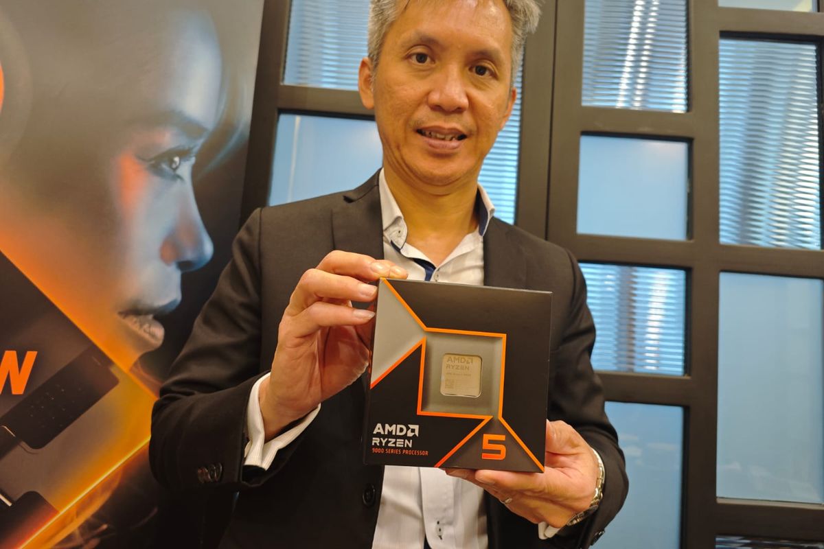 Senior Director Component Channel AMD Asia Pacific Japan Ryan Sim menunjukkan salah satu model prosesor dari lini Ryzen 9000 series dalam acara peluncurannya di Jakarta, Rabu (21/8/2024)