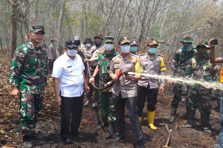 Wakil Gubernur Riau Edy Natar Nasution (baju putih) saat meninjau upaya pemadaman karhutla di Jalan Kampung Baru, Kelurahan Terkul, Kecamatan Rupat, Kabupaten Bengkalis, Riau, Rabu (27/2/2019).