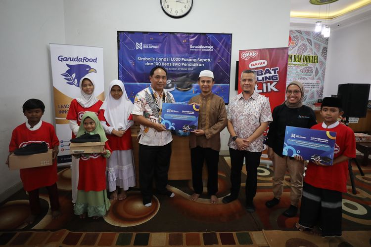 Penyerahan bantuan kepada perwakilan 40 anak di Yayasan Cinta Yatim dan Dhuafa, Tangerang Selatan, Banten dilakukan secara simbolis dilakukan oleh Presdir Garuda Beverage sekaligus Direktur Garudafood Fransiskus Johny Soegiarto (27/3/2024).