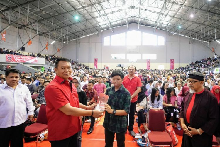 Calon gubernur Jawa Barat nomor urut 2, Tubagus Hasanuddin, hadir dalam tryout atau uji coba Seleksi Bersama Masuk Perguruan Tinggi Negeri (SBMPTN) yang diselenggarakan oleh PDI Perjuangan di GOR Padjajaran, Kota Bandung, Minggu (29/4/2018).