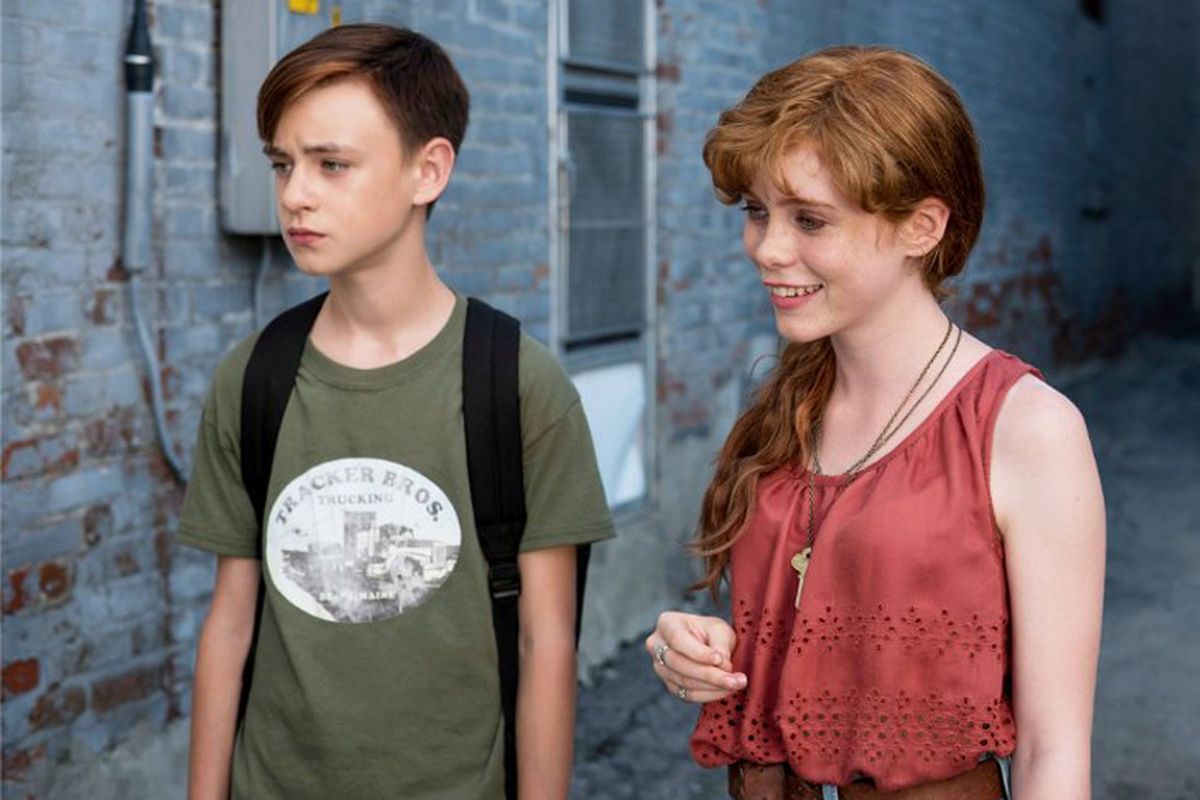 Jaeden Lieberher dan Sophia Lillis dalam film It (2017).