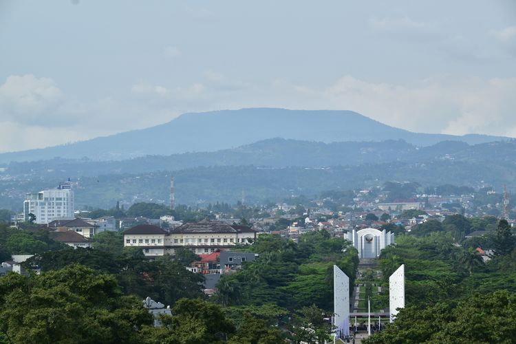 Landscape keindahan suasana Kota Bandung menghadap Gunung Tangkuban Parahu yang dapat dilihat dari atas Gedung Sate atau Kantor Pemprov Jabar, Jalan Diponegoro, Kota Bandung.