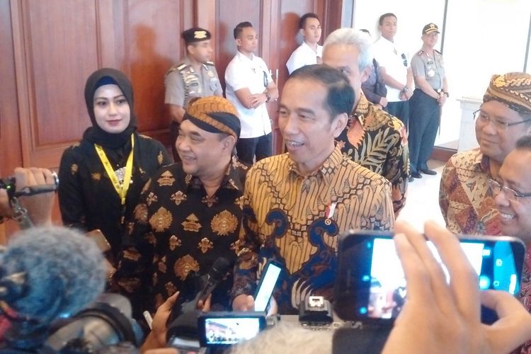 Presiden Jokowi memberikan keterangan pers seusai membuka Kongres PWI XXIV di Hotel Sunan, Kota Solo, Jawa Tengah, Jumat ( 28/9/2018).