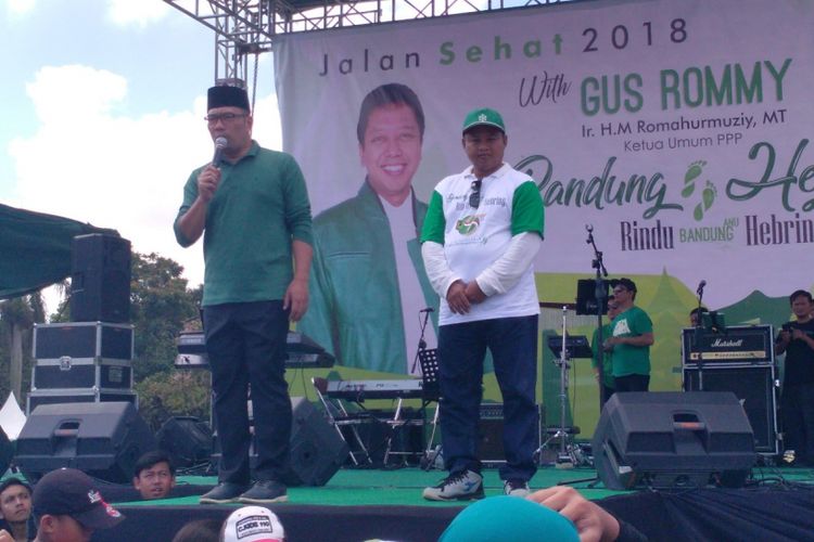 Calon Gubernur dan Wakil Gubernur Jawa Barat, Ridwan Kamil-Uu Ruzhanul Ulum menghadiri kegiatan Jalan Sehat 2018 bersama Ketua Partai Persatuan Pembangunan Romahurmuziy dalam rangka memperingati hari jadi Partai Persatuan Pembangunan (PPP) yang ke 46,di Lapangan Tegalega, Kota Bandung, Minggu (11/2/2018).  