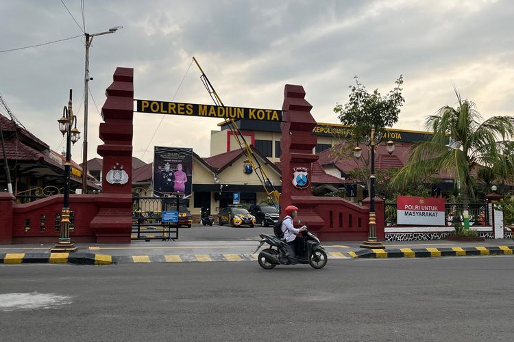 Selama 5 hari ke depan tim penyidik KPK memeriksa secara bergilir sejumlah pejabat Pemkab Ponorogo di Mapolres Madiun Kota, Jawa Timur. 