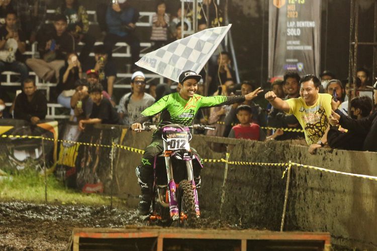 Lantian Juan menjadi juara umum ajang motorcross bergengsi, Trial Game Dirt, yang digelar di Sirkuit Lapangan Benteng Vastenburg, Solo, Jawa Tengah, Sabtu (13/5/2023). 